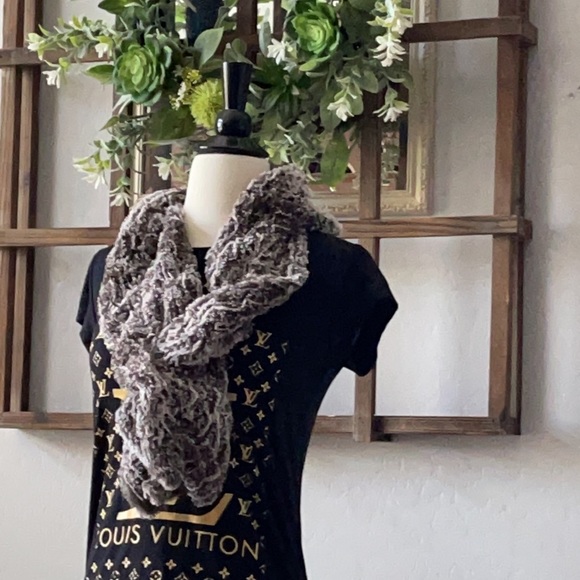 Soft fluffy warm scarf - Picture 2 of 6